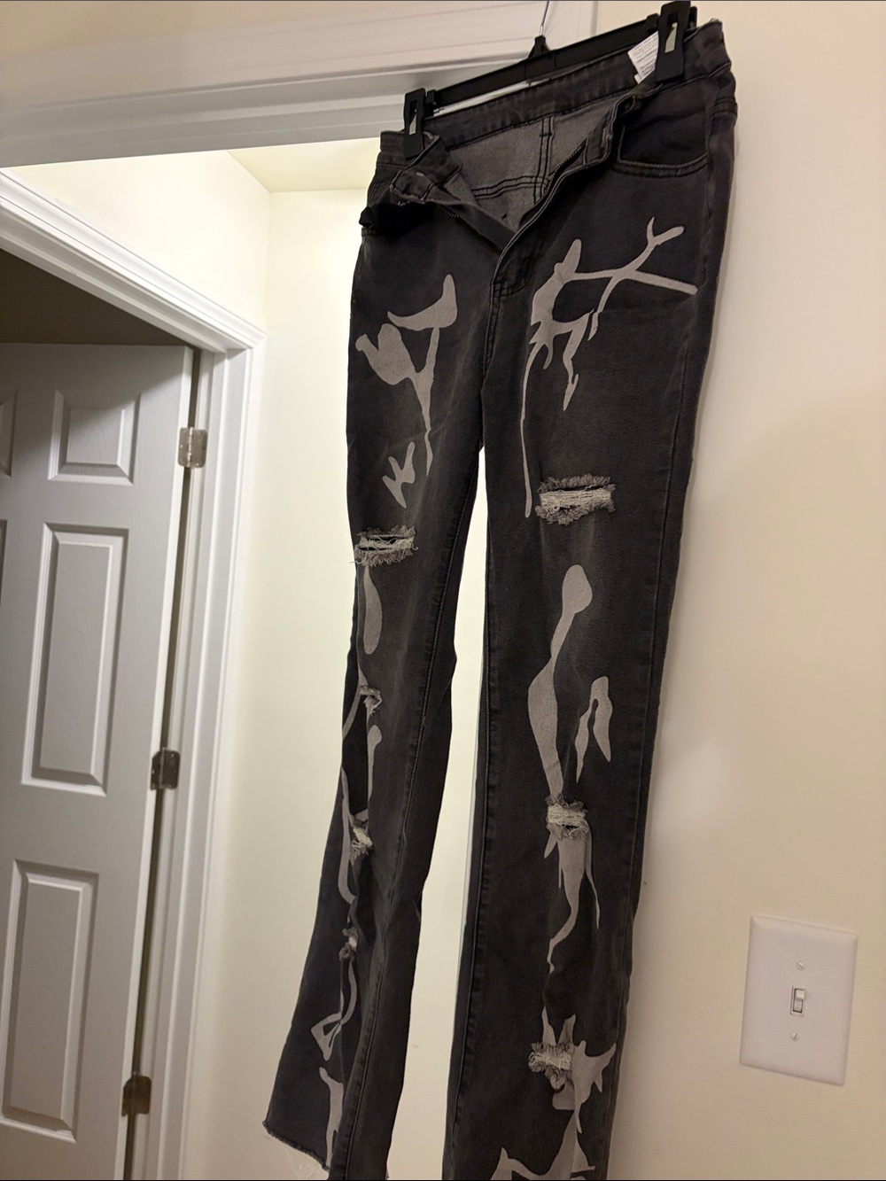 SHEIN Black Flare Jeans with Gray Abstract Print